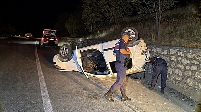 Otomobil istinat duvarına çarparak takla attı: 2 yaralı