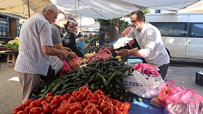 Pazarda şok fiyatlar! Meyveye el değmiyor! Domates 15 liraya kadar düştü…