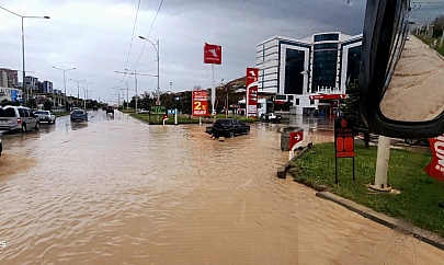 Malatya'da şiddetli sağanak: Yollar göle döndü!
