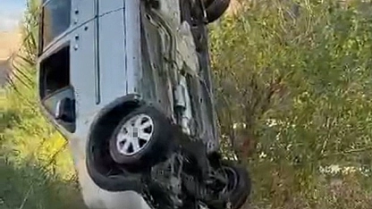 Kontrolünü kaybeden otomobil dereye uçtu