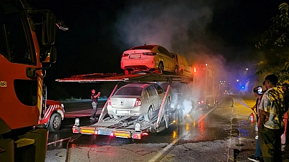 Malatya'da araç taşıyan tır alev aldı
