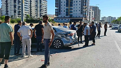 Yüzakı Bulvarında iki otomobil çarpıştı: 1 yaralı