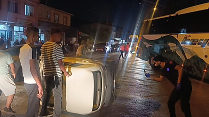 Malatya'da korkutan kaza: Çarpışan araçlardan biri devrildi!