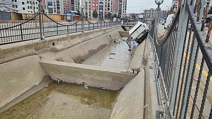 Malatya'da korkutan kaza: Pikap kanala uçtu