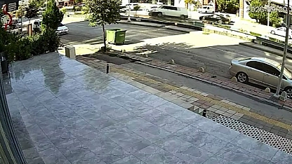 Malatya'da Minibüs Refüjü Aştı, Motokurye Son Anda Kurtuldu