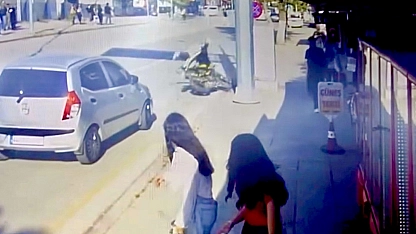 Malatya'da motosiklet kazası kamerada: Otomobil bir anda sağa döndü