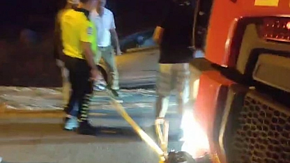 Malatya'da otomobil kanala düşmekten son anda kurtarıldı