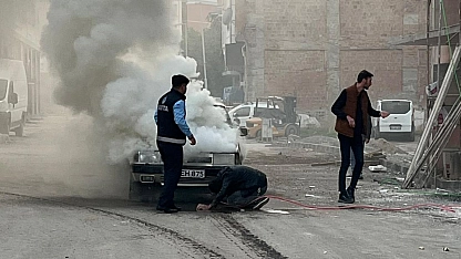 Malatya'da pazar yerinde otomobil alev alev yandı