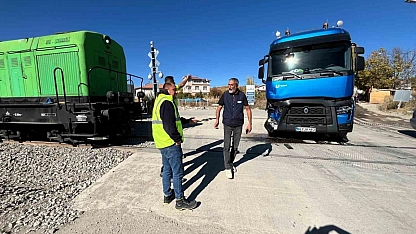 Malatya'da facia ucuz atlatıldı: Tren tıra çarptı