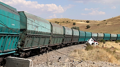 Malatya'da yük treni ile kamyonet çarpıştı! Sürücü yaralandı