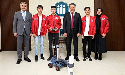 Rektör Akpolat'a yerli robotu tanıttılar