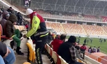 Üşüyen çocuğa çorabını vermişti! Polis memuru ödüle layık görüldü