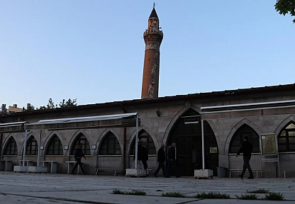 832 yıllık camide bayramı namazı kılındı
