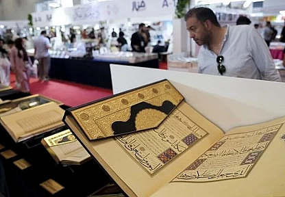 Arapça Kitap Fuarı'ndaki 'Altın Harfler' standında nadir yazmalar sergileniyor