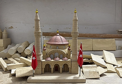 Atık taşlardan tarihi yapıların minyatürünü yapıyor