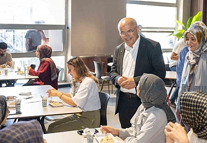 Şehir Kütüphanesi'nde öğrencilere yemek ikramı