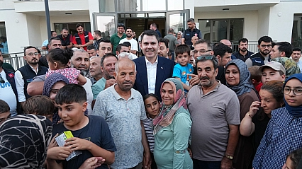 Bakan Kurum'dan depremzede Yusuf ve dedesine ziyaret
