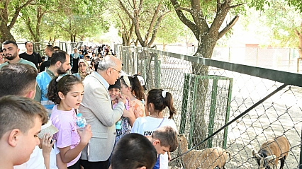 Başkan Er, yaz okulu öğrencileriyle hayvanat bahçesinde buluştu