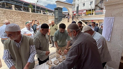 Cami cemaatine aşure ikram edildi