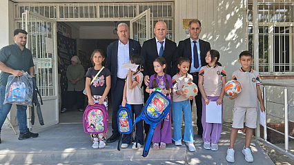 Çermikte 300 öğrenciye okul çantası dağıtıldı