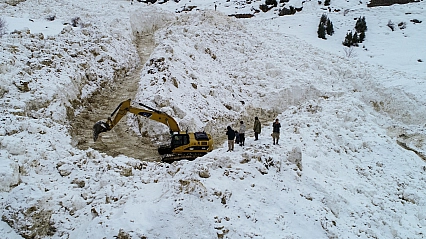 Çığ nedeniyle 12 gündür kapalı olan yol açıldı