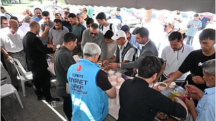 Cuma namazı çıkışı aşure ikramı