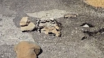 Çüngüş'te bozulan yol tehlike saçıyor