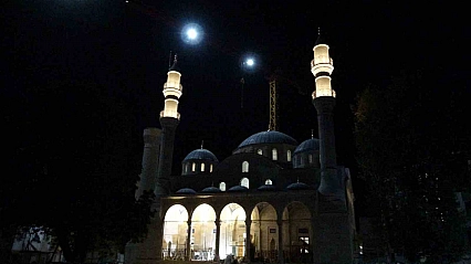 Malatya'da tarihi Yeni Cami'nin ışıkları 43 ay sonra ilk kez yandı