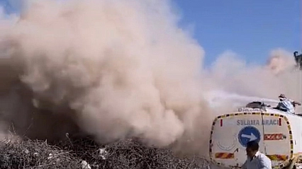 Elazığ'da ağır hasarlı bina tek dokunuşta yerle bir oldu