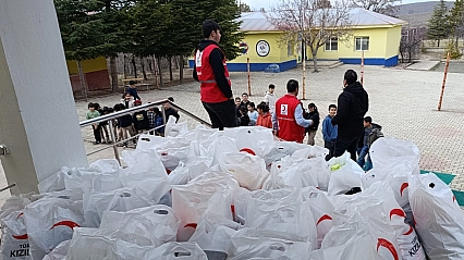 Köy okullarına kıyafet desteği
