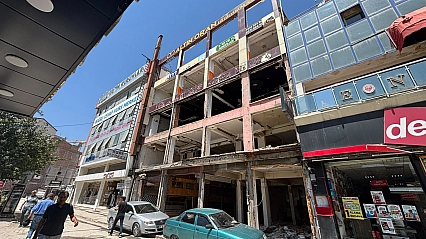 Malatya'da ağır hasarlı binalar tehlike saçıyor! 60 yıllık tarihi Pasaj yıkılmayı bekliyor…