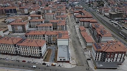 Malatya'da beklenen konut teslimi yapılıyor: 985 hak sahibi anahtarlarına kavuştu