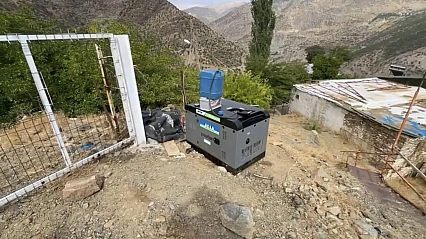 Malatya'da elektrik direkleri aylardır onarılmadı: Vatandaş jeneratöre mahkûm