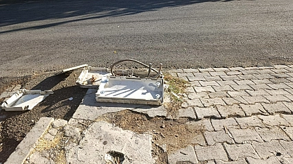Elektrik kabloları tehlike saçıyor