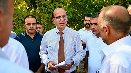 Başkan Geçit müdürü yanına aldı, mahallelinin kapısını çaldı: Şahnahan'ın çilesi bitiyor!