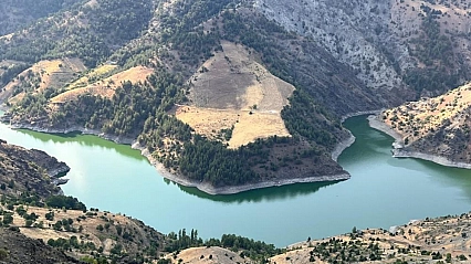 Sarıgüzel Barajı ve çevresindeki dağlar manzarasıyla hayran bırakıyor