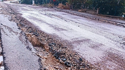 Sel suları karayolunu parçaladı! Asfalt yerinden söküldü