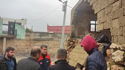 Şiddetli yağış bir evi yıktı