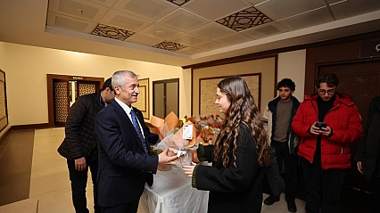 Tahmazoğlu, YKS'de ilk bine giren gençlerle buluştu