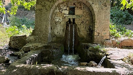 Tarihi çeşme harabeye döndü