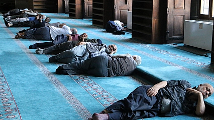 Turistler sıcak havadan korunmak için camilere sığındı