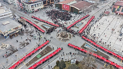 Türk bayraklarıyla yürüyüş