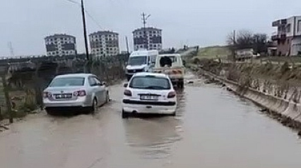 Yağışın ardından yol adeta göle döndü