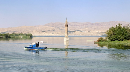 Yağışlar Karakaya Barajı'nı taşırdı: Malatya'da yollar su altında kaldı!