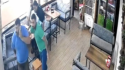 Yemek yerken depreme yakalandı: Çoraplarıyla sokağa fırladı