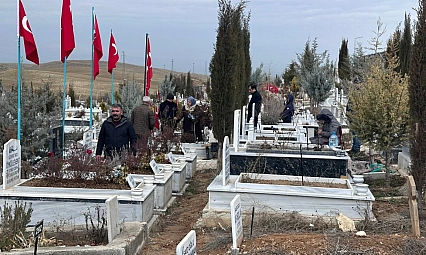 3 yıl geçti ama acı dinmedi: Malatya'da deprem şehitliğinde hüzün hakimdi