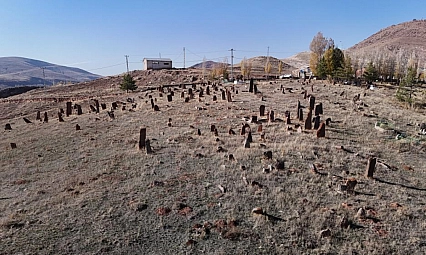 4 asırlık mezarlık devasa taşlarıyla dikkat çekiyor