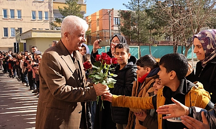 43 yılda yüzlerce öğrenci yetiştirdi, çiçek ve alkışlarla emekli oldu