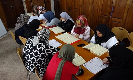 75 yaşındaki Fatma teyzenin Kur'an-ı Kerim öğrenme azmi