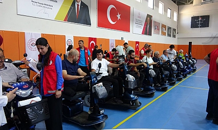 Adıyaman'da 41 akülü sandalye depremzede vatandaşlara teslim edildi
